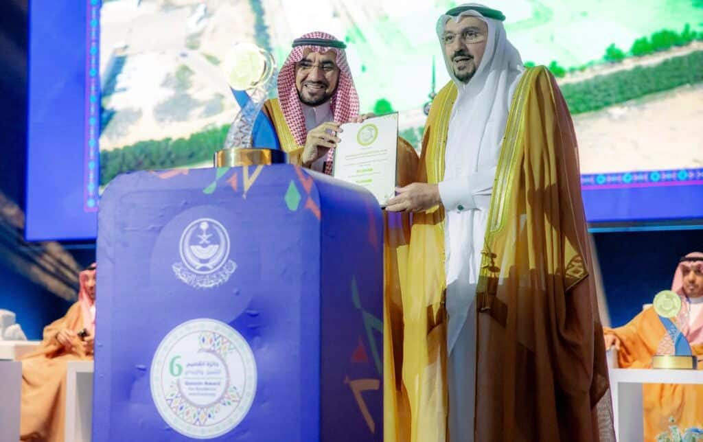 Honoring one of the winners of the Qassim Award for Distinction and Creativity at an academic ceremony at Qassim University.