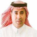 أحد أعضاء هيئة التدريس بجامعة القصيم أثناء أداء مهامه الأكاديمية في بيئة سعودية.